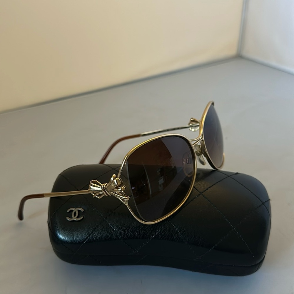 Vintage Chanel gold bow sunglasses (T4)